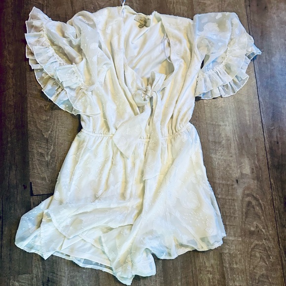 White Floral Tie Front Romper Ruffle Sleeve Lightweight Casual Cute - Picture 5 of 6